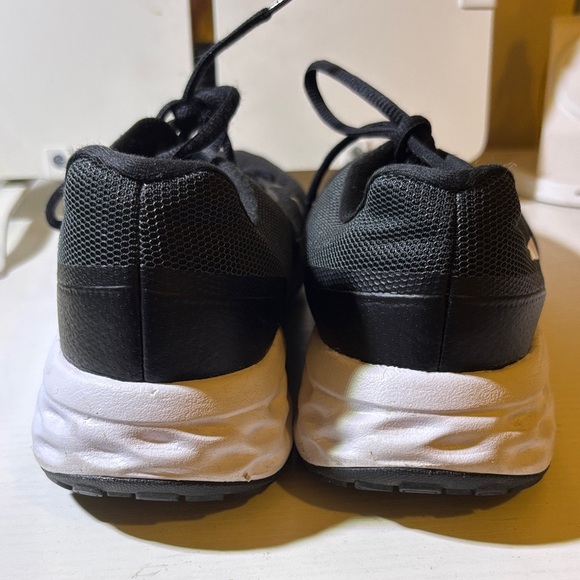 Nike Black and White Running Shoes - Picture 2 of 6